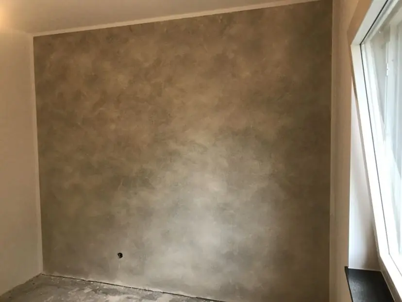 Metallische Spachteltechnik auf einer Akzentwand